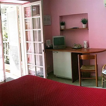 Alviani Anna Hotel 2*